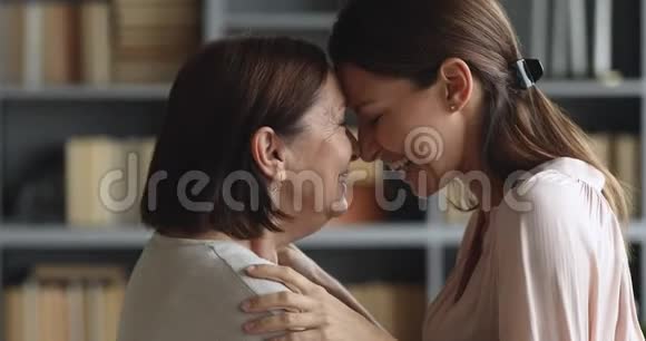 快乐美丽的女儿拥抱高年级的母亲拥抱着笑视频的预览图