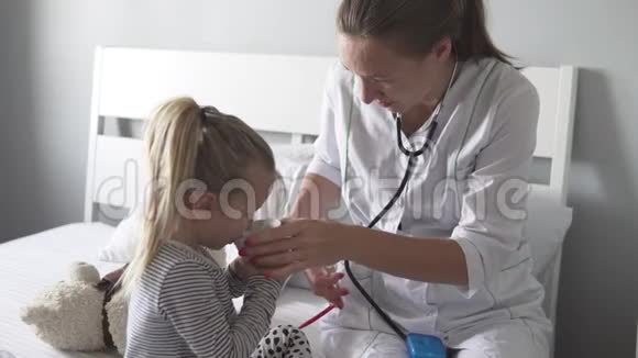 医生给小女孩看了一张她肺的照片视频的预览图