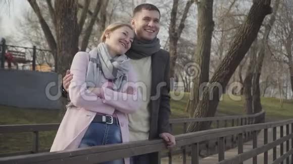 笑着的年轻人拥抱公园里年长的快乐女人快乐的白人夫妇的肖像与年龄差异视频的预览图