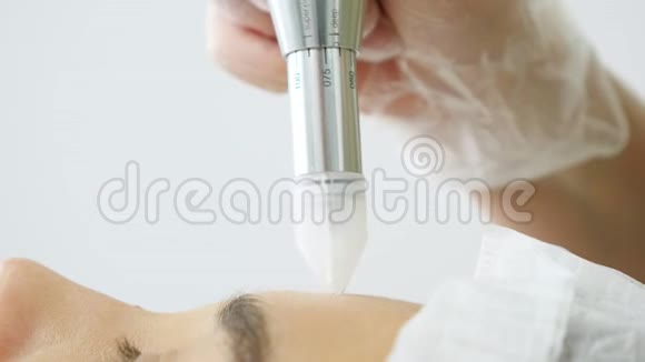 美容师用手在前额移动微磨擦装置视频的预览图