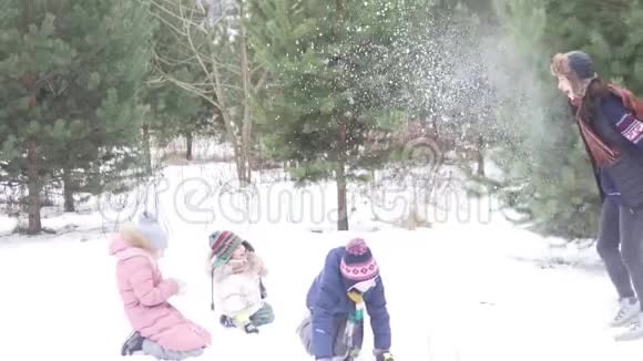 家人扔雪球笑视频的预览图