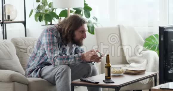 男人一边喝啤酒一边吃爆米花视频的预览图