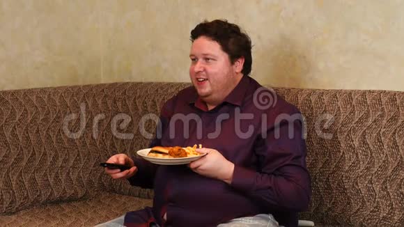 胖子在家看电视时吃快餐视频的预览图