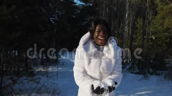 女人奔跑抛起雪落在黑皮肤的脸上视频的预览图