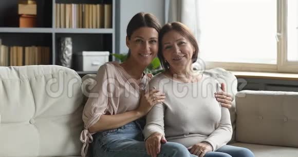 幸福漂亮的两代女人抱着笑看着镜头视频的预览图