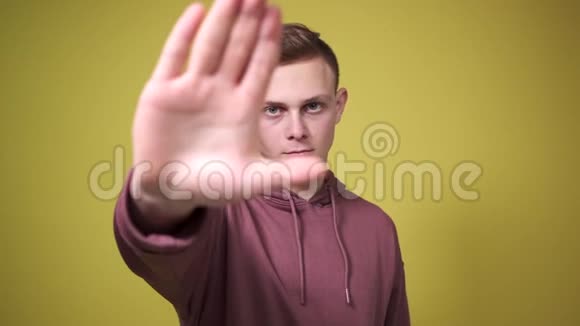 严肃的男人做停止的手势视频的预览图