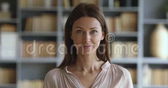 微笑迷人的年轻女子看着相机慢镜头肖像视频的预览图