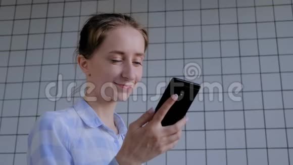 女性手持智能手机使用语音识别功能视频的预览图