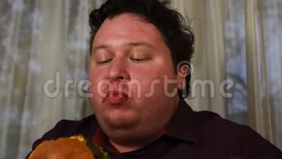 富有表现力的胖子吃汉堡的画像视频的预览图