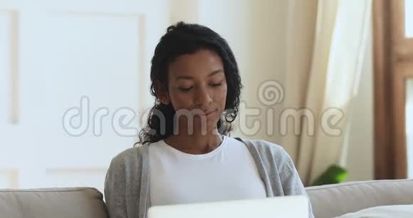 千禧年非洲裔美国女性读邮件时惊喜地发现了好消息视频的预览图