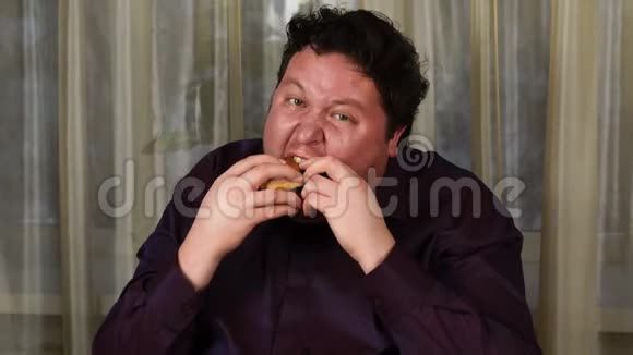 帅哥吃汉堡脸上有番茄酱视频的预览图