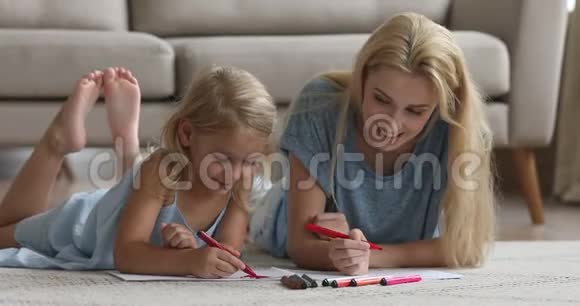 可爱的女儿用毛毡笔画画和妈妈一起玩视频的预览图