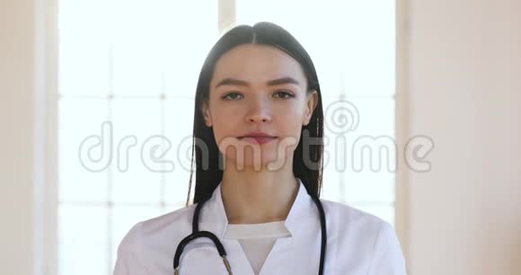 女医生或护士看镜头特写镜头视频的预览图