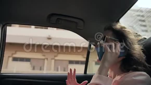 车里的女孩在城市的背景下打电话视频的预览图