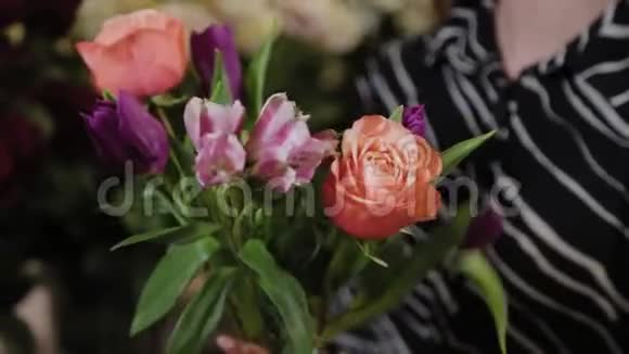 专业花艺师收集一种花的构图为国际妇女节准备美丽的花束视频的预览图
