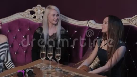 女孩们拿着一杯香槟喝一杯互相聊聊天视频的预览图