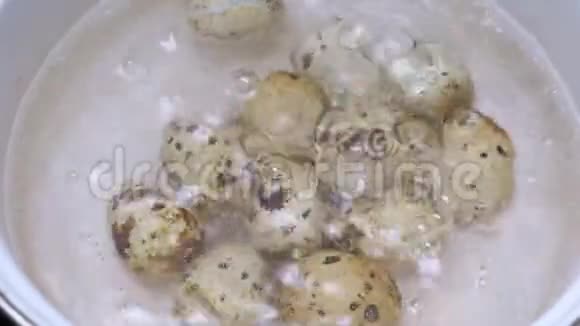鹌鹑蛋煮在平底锅里视频的预览图
