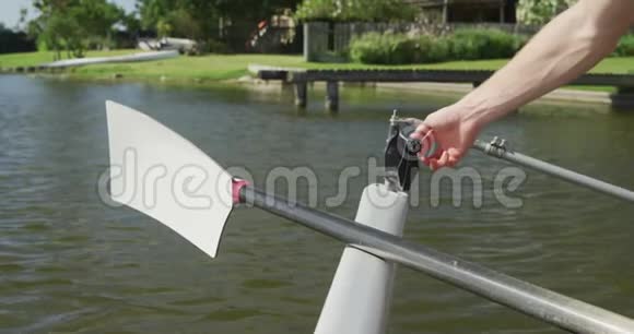 男性划手把桨固定在船上视频的预览图