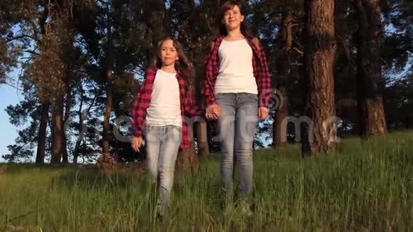 自由女孩旅行在公园里散步为胜利而高兴举起双手徒步旅行者女孩青少年旅行者旅行视频的预览图
