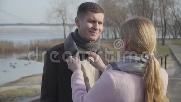 一个面目全非的金发白种人女人在户外男人的围巾快乐的年轻人说话可爱视频的预览图