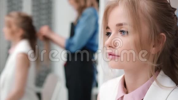 在发型制作过程中要密切注意发型工作室中女性顾客的脸4k龙红相机视频的预览图
