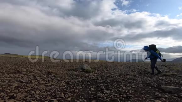 在Fimvorduhals徒步旅行期间年轻人每秒徒步穿越崎岖的冰岛地形风力高达30分视频的预览图