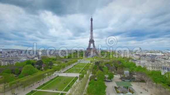 带城市景观的巴黎上空航班视频的预览图