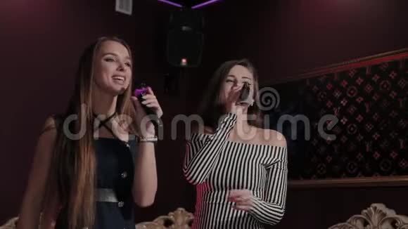 美丽的年轻女孩在卡拉OK俱乐部唱歌视频的预览图