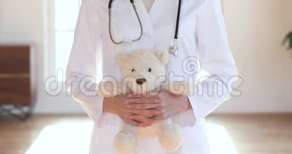 快乐女医生儿科医生拿着泰迪熊看相机视频的预览图
