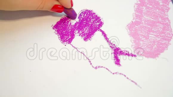 女人的手在白纸上画着紫色的彩纸上的晚霞视频的预览图