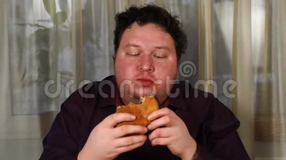 胖子贪婪地吃汉堡包视频的预览图
