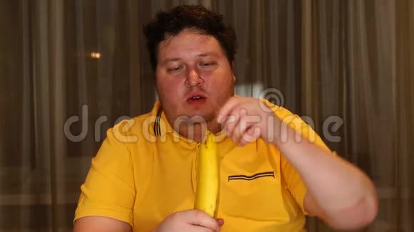 在家吃香蕉的小胖子视频的预览图
