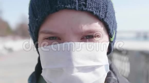 在街上戴着防护面具的人健康和生命安全的预防和保护冠状病毒N1H1covid19视频的预览图
