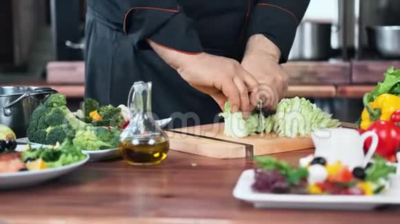 厨师长切生菜叶中型近距离拍摄4k红色相机视频的预览图
