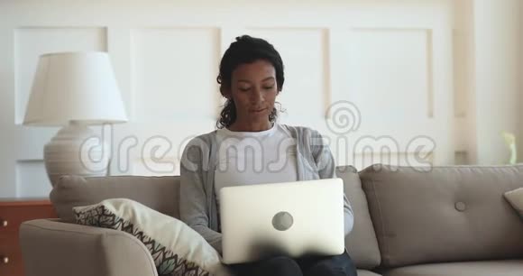 非裔美国女孩集中学习在线教育课程视频的预览图