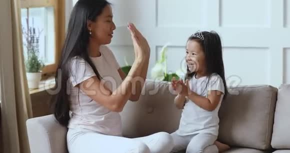 快乐的亚洲妈妈和孩子在家玩蛋糕视频的预览图