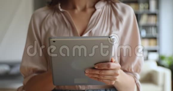 使用数字标签计算机设备持有女性用户特写镜头视频的预览图