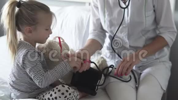 医生教宝宝如何测量压力视频的预览图