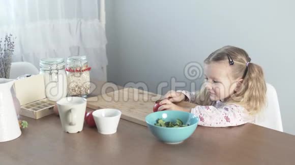 一个小女孩切西红柿做蔬菜沙拉视频的预览图