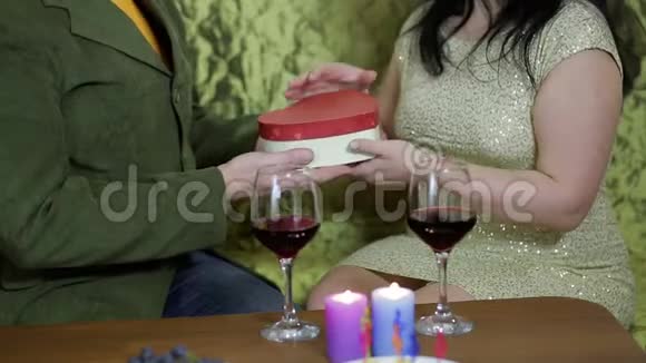 男人用心形盒子送女人礼物视频的预览图