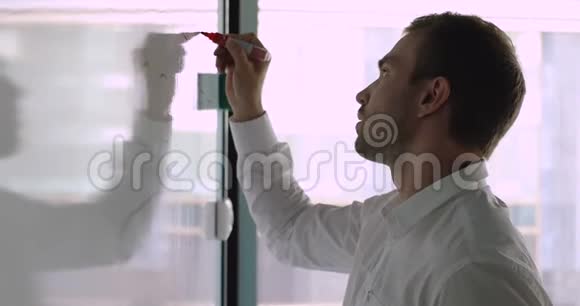 集中年轻的白种人男性经理在白板上写笔记视频的预览图