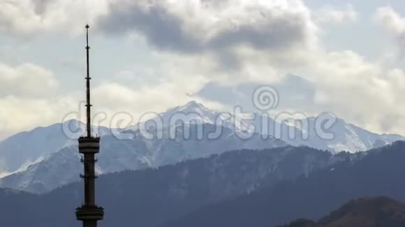 电视塔的背景是山和云视频的预览图