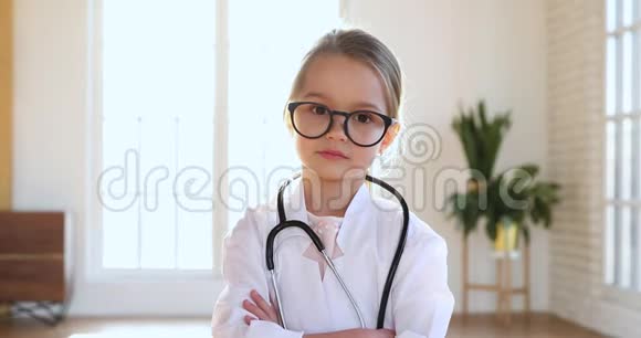 小女孩穿着医用外套看着镜头扮演医生视频的预览图