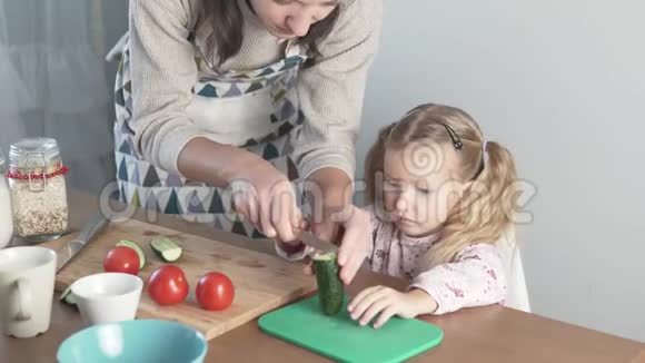 妈妈教她的小女儿切黄瓜做沙拉视频的预览图