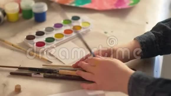 绘画班幼儿手刷水彩视频的预览图