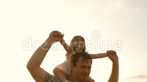 父亲肩膀上小女儿男孩和爸爸在麦田里旅行孩子和父母玩自然游戏视频的预览图