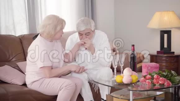 在圣瓦伦丁节高加索人优雅的男人亲吻女人手并与妻子交谈肖像快乐的老人视频的预览图