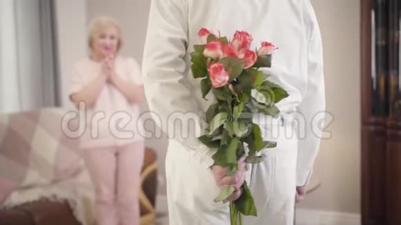在圣瓦伦丁节优雅成熟的白种人男子向美丽妻子赠送玫瑰花束高级视频的预览图