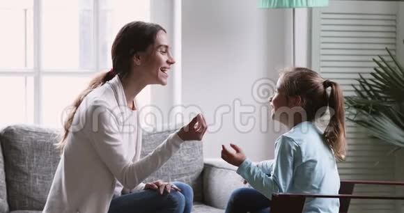 女性言语治疗师教学前儿童学发音视频的预览图
