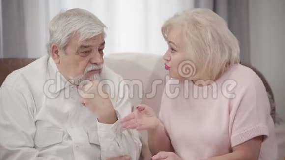 情感成熟的高加索女人在家骂老丈夫离婚的几个退休人员争论视频的预览图